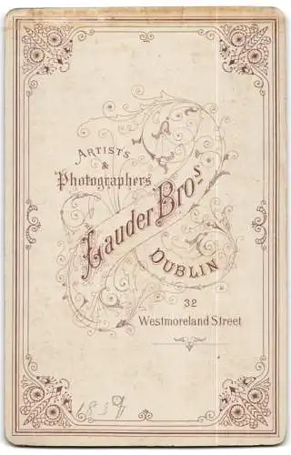 Fotografie Lauder Bros, Dublin, 32, Westmoreland Street, Junger Herr im Anzug mit Fliege