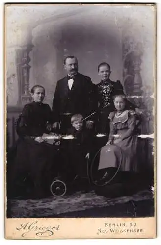 Fotografie A. Grieger, Berlin, Friedens-Str. 8, Bürgerliche Familie mit drei Kindern