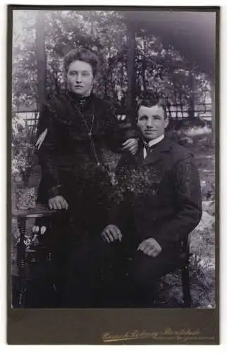 Fotografie Heinrich Behning, Buxtehude, Junges Paar in eleganter Kleidung