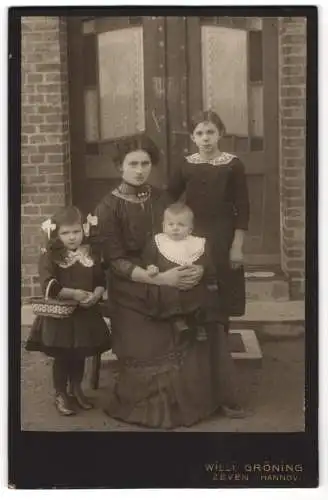 Fotografie Willi Gröning, Zeven, Junge Dame im Kleid mit drei Kindern