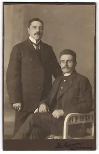 Fotografie H. Massmann, Bielefeld, Göbenstr. 26, Zwei bürgerliche Herren am Stuhl