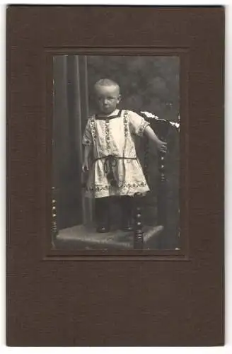 Fotografie unbekannter Fotograf und Ort, Kleines Kind im hübschen Kleid