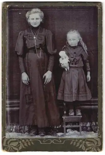 Fotografie unbekannter Fotograf und Ort, Junge Frau im Kleid und Mädchen mit Puppe