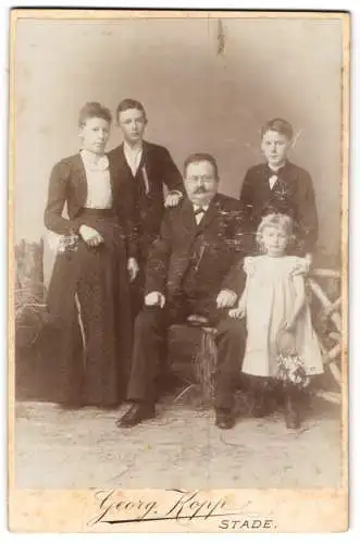 Fotografie Georg Kopp, Stade, Wilhadi Kirchhof 86, Bürgerliches Paar mit drei Kindern