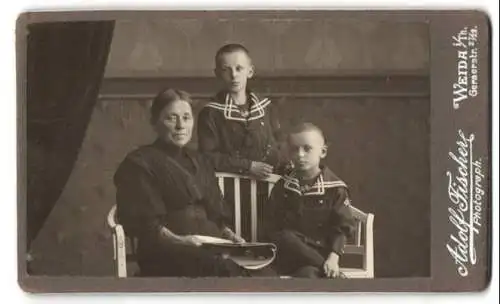 Fotografie Adolf Fischer, Weida i. Th., Geraerstr. 27 /29, Bürgerliche Frau mit ihren Söhnen in Matrosenhemden