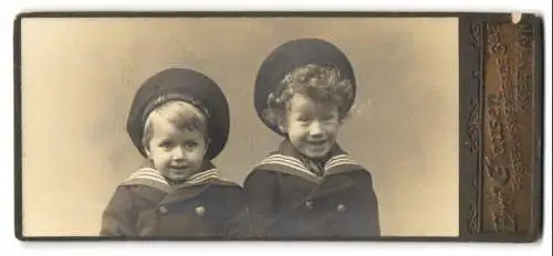 Fotografie Emil Clausen, Kobenhavn, Frederiksberggade 34, Zwei kleine Jungen grinsend in Matrosengarderobe