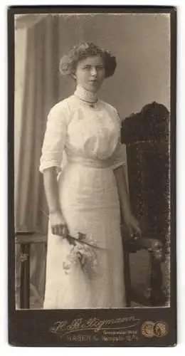 Fotografie H. Billigmann, Hagen i. W., Kampstr. 12 /14, Junge Frau mit hochgestecktem Haar im weissen Kleid