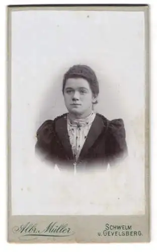 Fotografie Albr. Müller, Schwelm, Junge Frau im schwarzen Kleid mit Puffärmeln