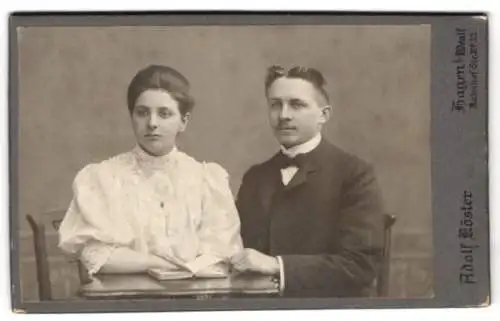 Fotografie Adolf Köster, Hagen i. W., Bahnhof-Str. 33, Junges Ehepaar in Sonntagsgarderobe mit adretten Frisuren