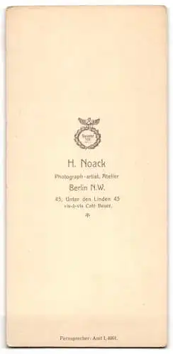 Fotografie H. Noack, Berlin, Unter den Linden 45, Bürgerlicher Mann im Mantel mit extravagantem Schnurrbart und Fliege