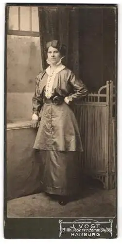 Fotografie J. Vogt, Hamburg, Billh. Röhrendamm 34 /36, Bürgerliche Frau im eleganten Kleid mit speziellem Stehkragen