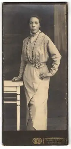 Fotografie W. Wolfgang, Grünstadt, Junge Frau im eleganten taillierten Kleid mit Zierschleife an der Hüfte