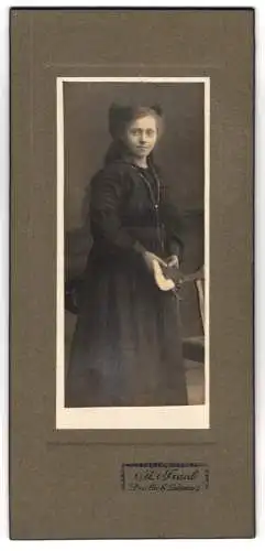 Fotografie A. Traub, Durlach, Zehntstr. 7, Jugendliches Mädchen im schwarze Kleid mit schwarzer Fliege im Haar