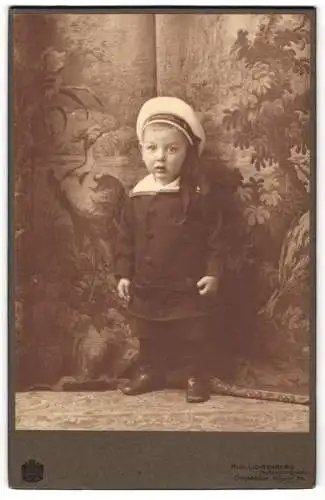 Fotografie Rud. Lichtenberg, Osnabrück, Möserstr. 24, Kleiner Junge im Matrosenoutfit mit abwartendem Blick
