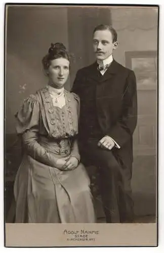 Fotografie Adolf Nahme, Stade, Kirchenstr. 1, Junges Ehepaar in Sonntagsstaat, er mit gezwirbeltem Schnurrbart