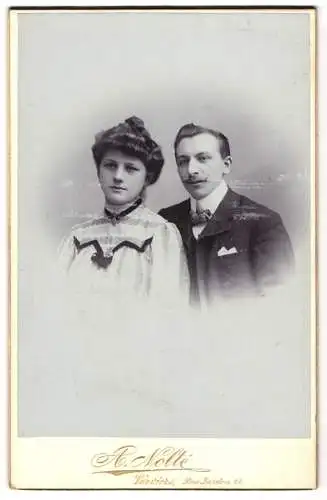 Fotografie A. Nolte, Verviers, Rue Jardon 28, Junges Ehepaar in Sonntagsgarderobe, er mit feinem Schnäuzer
