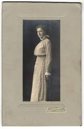 Fotografie H. Börner, Eisenach, Bürgerliche Frau im taillierten Kleid mit floraler Musterung