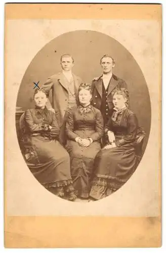 Fotografie unbekannter Fotograf und Ort, Familie Borchers mit Wilhelmine Borchers, Dienerin des Fürst Knyphausen
