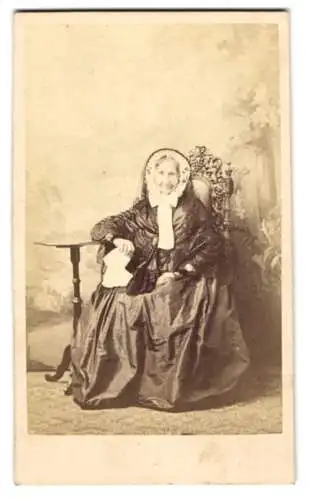 Fotografie unbekannter Fotograf und Ort, Portrait Ordensschwester Wattorf vom Kloster Wienhausen, gestorben 1869