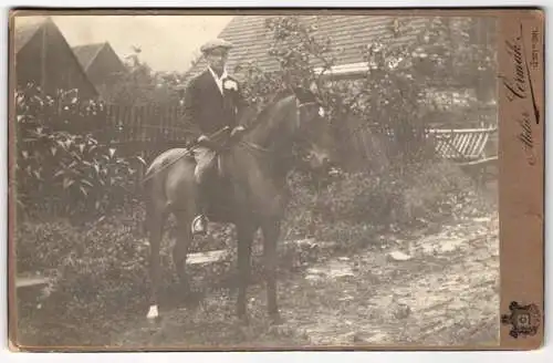 Fotografie Fr. Otoakar Cermak, Ústí nad Orlicí, junger Mann auf seinen Pferd hoch zu Ross