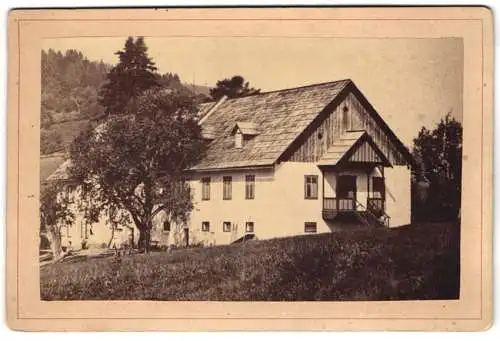 Fotografie Alois Beer, Klagenfurt, unbekannter Ort, Blick auf ein schönens grosses Wohnhaus in den Bergen