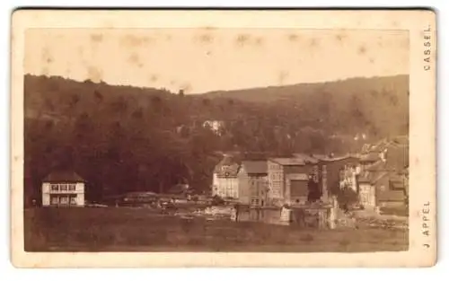 Fotografie J. Appel, Cassel, unbekannter Ort, Blick nach dem Ort mit frei stehendem Haus