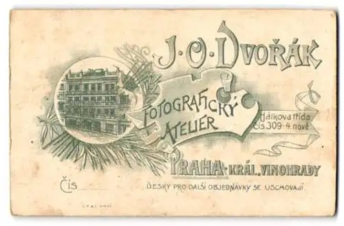 Fotografie J. O. Dvorak, Praha, Ansicht Prag, das Ateliershaus im Passepartout nebst Anschrift
