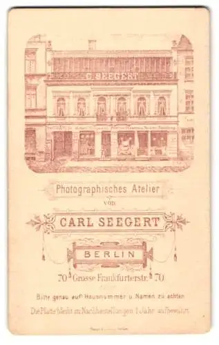 Fotografie Carl Seegert, Berlin, Grosse Frankfurterstr. 70, Blick auf die Front des Ateliergebäudes mit Schaufenstern