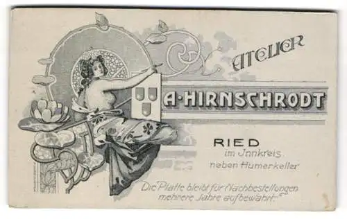 Fotografie A. Hirnschrodt, Ried / Innkreis, halbnackte junge Künstlerin neben Wappen im Jugendstil