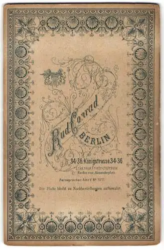 Fotografie Rud. Conrad, Berlin, Königstr. 34-36, Anschrift des Ateliers in grafischer Zierumrandung, Jugendstil
