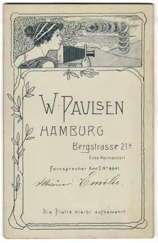 Fotografie W. Paulsen, Hamburg, Bergstr. 21a, Fotografin im Jugendstil mit Plattenkamera, Verzierung