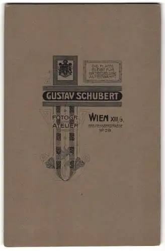 Fotografie Gustav Schubert, Wien, Breitenseerstr. 28, Wappen mit Monogramm des Fotografen, Jugendstilverzierung