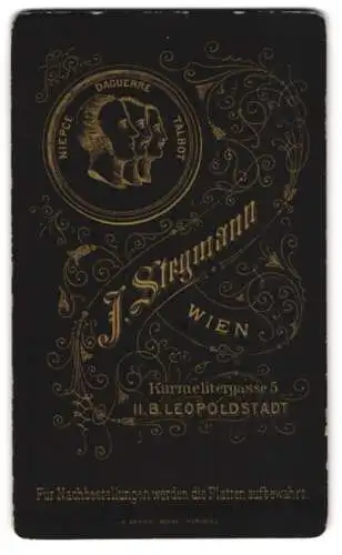 Fotografie J. Stegmann, Wien, Karmelitergasse 5, Profile der Herren Niepce, Daguerre und Talbot mit Jugedstilverzierung