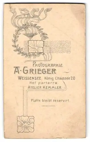 Fotografie A. Grieger, Weissensee, König Chaussee 20, Fackel mit Lorbeerkranz im Jugendstil