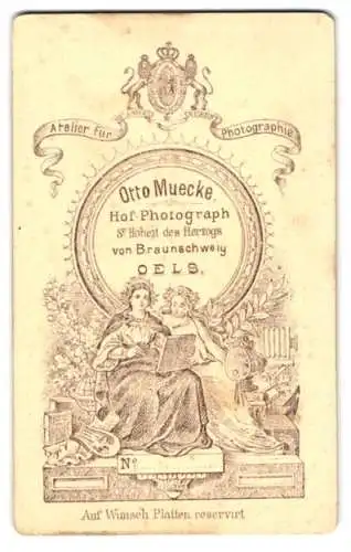 Fotografie Otto Muecke, Oels, königliches Wappen, zwei Frauen betrachten eine Fotografie