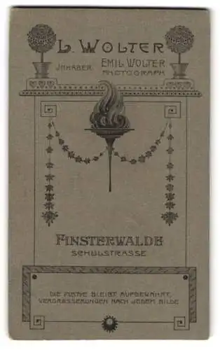 Fotografie L. Wolter, Finsterwalde, Schulstr., Fackel mit floraler Verzierung im Jugendstil