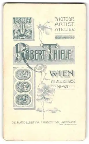 Fotografie Robert Thiele, Wien, Alserstr. 43, Greife halten Wappen mit Monogram des Fotografen