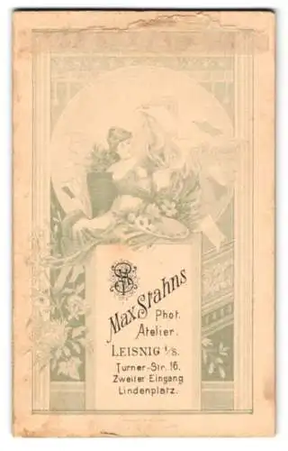 Fotografie Max Stahns, Leisnig i. S., Turner-Str. 16, Frau betrachtete Bilder aus einer Bildmappe, Jugendstil