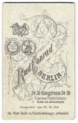 Fotografie Rud. Conrad, Berlin, Königstr. 34-36, kgl. Wappen mit Medaillen mit Jugendstilverzierung