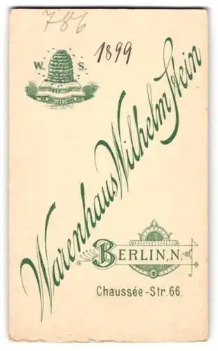 Fotografie Warenhaus Wilhelm Stein, Berlin, Chaussee-Str. 66, Bienenstocm mit Monogramm des Fotografen und Anschrift