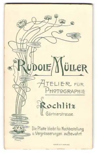 Fotografie Rudolf Müller, Rochlitz, Gärtnerstr., Seerosen entwachsen dem Wasser und umranden Anschrift des Ateliers