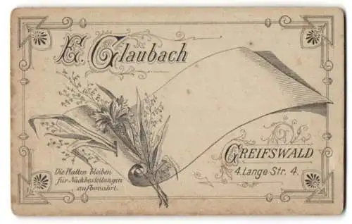 Fotografie E. Glaubach, Greifswald, Lange-Str. 4, Blumen werden in Papier eingewickelt, Jugendstil Verzierung