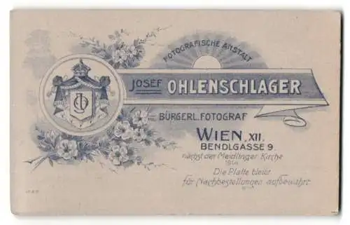 Fotografie Josef Ohlenschlager, Wien, Bendlgasse 9, Sonnenaufgang über Namen nebst kgl. Wappen mit Monogram