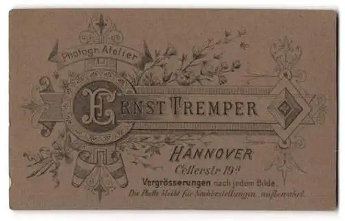 Fotografie Ernst Tremper, Hannover, Cellerstr. 19a, Anschrift des Ateliers mit floraler Verzierung