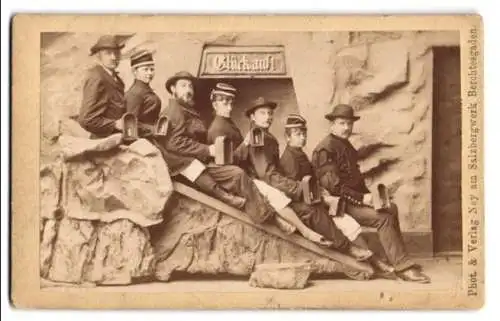 Fotografie P. Ney. Berchtesgaden, Besucher des Salzbergwerk als Bergleute / Kumpel auf der Rutsche, Studiokulisse