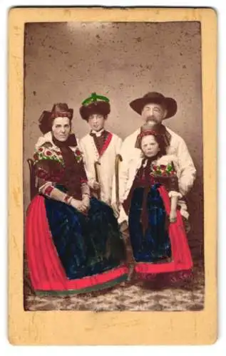 Fotografie unbekannter Fotograf und Ort, Mutter und Vater in Tracht aus Bückeburg mit ihren Kindern, Bückeburger Tracht