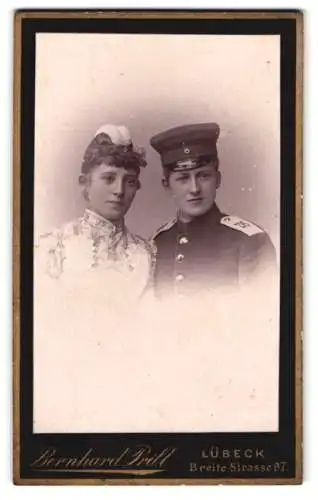 Fotografie Bernhard Prill, Lübeck, Breite Str. 97, junger Soldat in Uniform Rgt. 76 nebst seiner Schwester