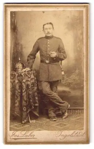Fotografie Jos. Luber, Ingolstadt, bayerischer Soldat in Uniform nebst Pickelhaube