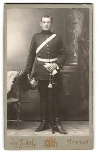 Fotografie Jos. Schick, München, bayerischer Soldat in Uniform mit Pickelhaube Rosshaarbusch in der Hand