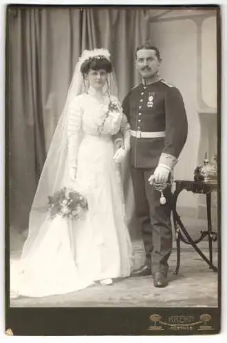 Fotografie Georg Krehn, Fürth i. B., bayerischer Uffz. in Uniform Rgt. 3 Pickelhaube und Braut, Kriegshochzeit